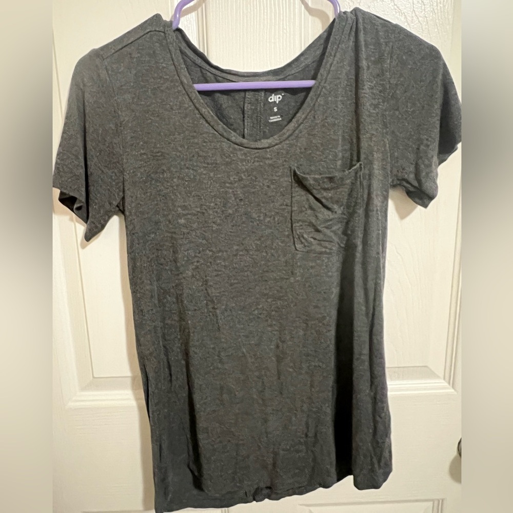 Soft shirt! Size small (us) but very stretchy super comfortable!